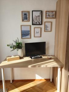 a desk with a computer on top of it at Grüner Baum in Neckargerach +9 photos