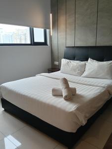 Postel nebo postele na pokoji v ubytování Klcc Service Suites By Chamber + 45 fotografií