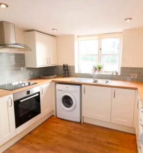 Kuchyň nebo kuchyňský kout v ubytování Lovely 2 Bed Victorian Cottage, Denford NN14