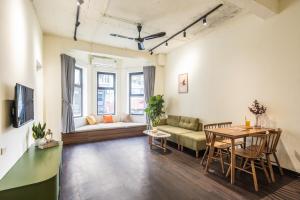 una sala de estar con un sofá y una mesa en The Amethyst Nest Hanoi-Tranquil Stay with Rooftop & Coffee Shop-Near Old Quarter, en Hanói