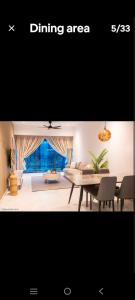 ein Wohnzimmer mit einem Tisch und einem Essbereich in der Unterkunft Eaton kL,1R1B 0 Service,500 mbps KLCC 2-4pax in Kuala Lumpur