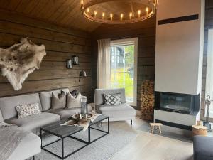un soggiorno con un divano e una TV di Ornenipa Lodge - stor flott hytte med 6 sov og 2 bad a Gaustablikk