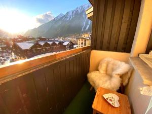 a balcony with a view of a mountain at Le Chamois 5E Balcon panoramique MontBlanc avec parking gratuit in Chamonix-Mont-Blanc +13 photos
