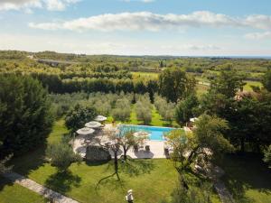 een luchtfoto van een villa met zwembad bij Boutique Hotel San Rocco in Brtonigla