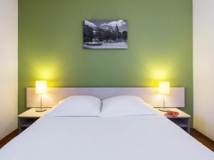 Ένα ή περισσότερα κρεβάτια σε δωμάτιο στο Aparthotel Adagio Access Rennes Centre +49 φωτογραφίες