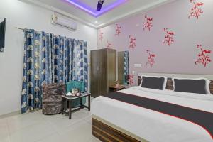 un dormitorio con una cama en una habitación en Collection O Shivashakti Grand Near Chaudhary Charan Singh International Airport, en Banthra Sikandarpur