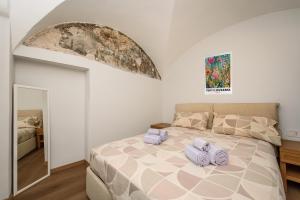 Ένα ή περισσότερα κρεβάτια σε δωμάτιο στο Aosta Centro Storico - Yayoi Apartment Netflix & Relax