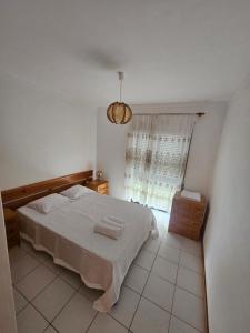 Ένα ή περισσότερα κρεβάτια σε δωμάτιο στο ap na praia de Quiaios