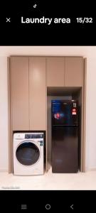 eine Küche mit einer Mikrowelle und einem Kühlschrank in der Unterkunft Eaton KL,2R1B 0 service,KLCC,500mbps 4pax in Kuala Lumpur
