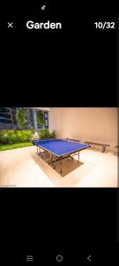 eine Tischtennisplatte auf einer Terrasse in der Unterkunft Eaton KL,2R1B 0 service,KLCC,500mbps 4pax in Kuala Lumpur + 15 Fotos