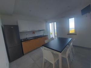 Η κουζίνα ή μικρή κουζίνα στο Capo Mary apartment with a sea view in Capo Vaticano