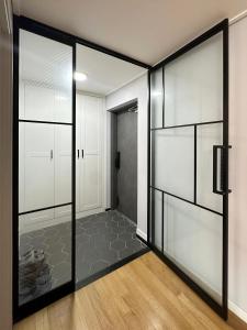 クリにあるDodi's 3room APTのガラスドアと廊下のある部屋