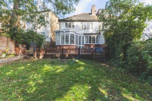 Zahrada ubytování Spacious 3BR House with Large Garden & Private Parking, Near Station & Amenities