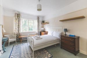 Postel nebo postele na pokoji v ubytování Spacious 3BR House with Large Garden & Private Parking, Near Station & Amenities