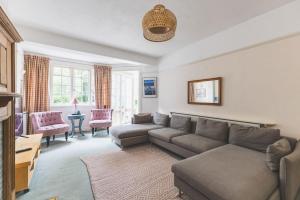 Posezení v ubytování Spacious 3BR House with Large Garden & Private Parking, Near Station & Amenities