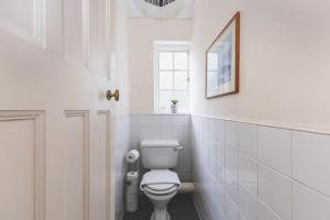 Koupelna v ubytování Spacious 3BR House with Large Garden & Private Parking, Near Station & Amenities + 15 fotografií