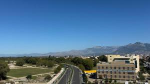 - une vue sur une ville avec une autoroute et des montagnes dans l'établissement Labeat Apartment, à Shkodër