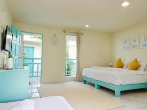 a bedroom with a bed and a window at SunSeaSurf Maldives in Thulusdhoo