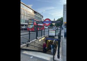 un grupo de personas de pie en una parada de autobús en London Central Studio Apartment, en Londres 25 fotos más