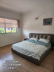 ミリにあるB&C Homestayの1階にベッドのあるマスタールームがある寝室