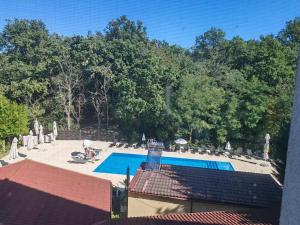 Vista dall'alto di una piscina con sedie e ombrelloni. di Anthimos a Baile Felix