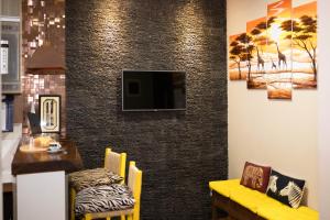 a living room with a television on a wall at Apto Aconchegante Na Cidade do Café in Brejetuba