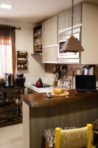 a kitchen with a counter top and a microwave at Apto Aconchegante Na Cidade do Café in Brejetuba