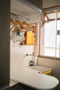 a small bathroom with a sink and a window at Apto Aconchegante Na Cidade do Café in Brejetuba +24 photos