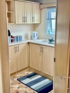 Η κουζίνα ή μικρή κουζίνα στο Happy Days Caravan Park - Lovely Spacious 3 Bed Caravan