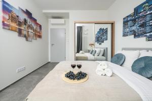 ワルシャワにあるLumina Premium Apartments on 15th Floorのベッドルーム1室(ワイン2杯付)