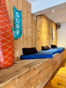 een kamer met blauwe bedden op een houten muur bij Villa Carry Piscine Sauna Jacuzzi in Carry-le-Rouet +38 foto's