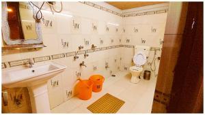 Ένα μπάνιο στο Kanchenjunga Himalayan View Darjeeling ''Hotel Broadway Annecy '' Near Mall Road with #Wi-Fi #Restaurant #Premium & Spacious Room #Prime Location - Best Seller Hotel in Darjeeling +24 φωτογραφίες
