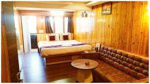 Gallery image of Kanchenjunga Himalayan View Darjeeling ''Hotel Broadway Annecy '' Near Mall Road with #Wi-Fi #Restaurant #Premium & Spacious Room #Prime Location - Best Seller Hotel in Darjeeling in Darjeeling