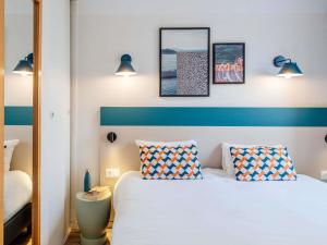 マルセイユにあるアパートホテル アダージョ アクセス マルセイユ プラド ペリエのベッド1台と枕2つが備わるホテルルームです。 +40枚の写真