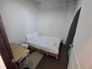 Postel nebo postele na pokoji v ubytování XX The Hidden Khaosan Road BKK - เดอะ ฮิดเด้น ตรอกข้าวสาร