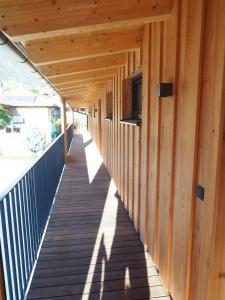 una pasarela de madera en un edificio con paredes de madera en Plattnerhof, en Thaur