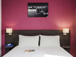 Un pat sau paturi într-o cameră la Aparthotel Adagio Access Marseille Saint Charles