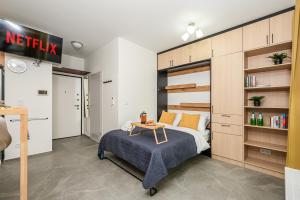 ワルシャワにあるLumina Premium Apartments on 15th Floorのベッドとテーブルのある寝室 +33枚の写真