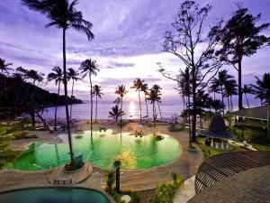 um resort com uma piscina com palmeiras e o oceano em Mercure Koh Chang Hideaway em Ko Chang