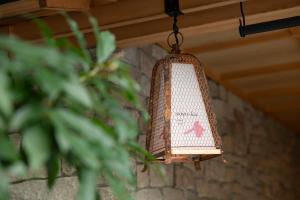 een lamp die aan het plafond hangt met een roze vogel erop bij soyo-ka kyoto sanjo in Kyoto