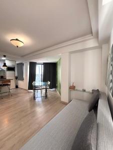 a living room with a bed and a table at Apartamento Pepita Alay in Benalmádena