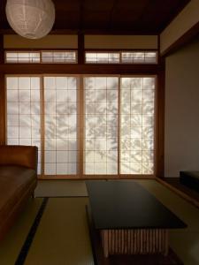 Una sala de estar con una gran ventana y un sofá. en Seiran静蘭, en Takayama