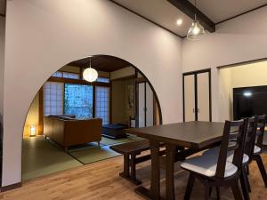 Un comedor con mesa y sillas en Seiran静蘭, en Takayama