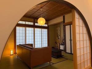 sala de estar con sofá en un arco en Seiran静蘭, en Takayama