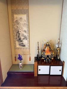 Una habitación con una mesa con un jarrón de flores. en Seiran静蘭, en Takayama