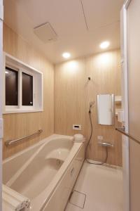 Un baño con bañera y WC. en Seiran静蘭, en Takayama