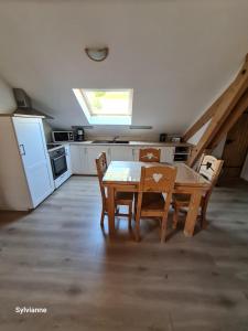 Køkken eller tekøkken på La Bresse 04 + 4 billeder