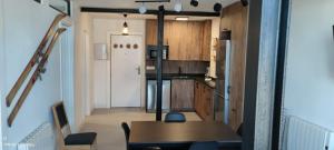 eine kleine Küche mit Tisch und Kühlschrank in der Unterkunft SKI & SNOW APARTMENTS - PLAZA DE PRADOLLANO - Junto a los Telecabinas by TODOSIERRANEVADA in Sierra Nevada