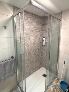 a shower with a glass door in a bathroom at Apartamento Pepita Alay in Benalmádena