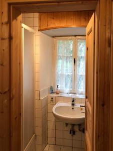 Ένα μπάνιο στο Gemütliches Ferienhaus in der Vulkaneifel +11 φωτογραφίες